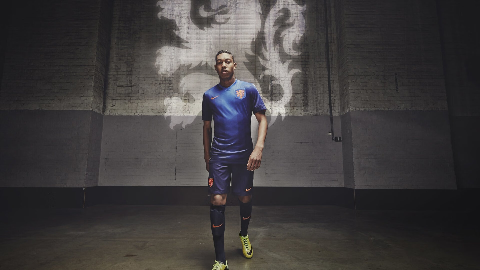 历史性的跨界友谊赛，AC米兰狂胜乌拉圭，阿克一战封神成关键先生