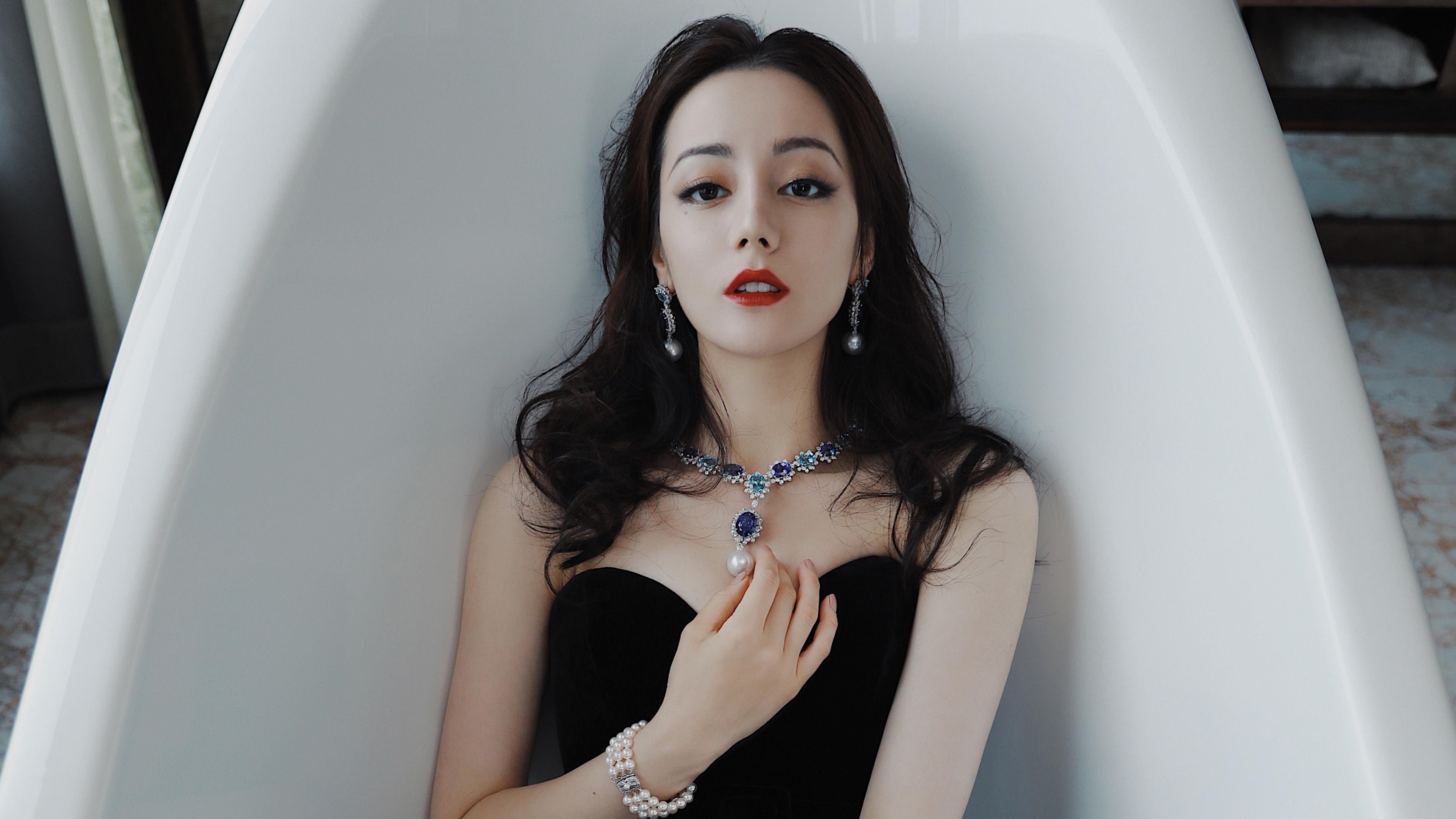 跨界幻境，猛龙篮球场全面压制掘金，约基奇绿茵场化身英超争冠主宰